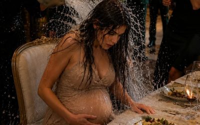 Non ho mai rivelato al mio ex marito né alla sua ricca famiglia di essere la proprietaria occulta dell’enorme conglomerato in cui lavoravano tutti. Per loro, non ero altro che la “povera donna incinta” che sopportavano per obbligo e convenienza.  Quella sera, durante una cena di famiglia, la mia ex suocera, Diane, decise di fare uno spettacolo.  Senza preavviso, sollevò un secchio pieno di acqua gelida e torbida e me lo rovesciò addosso.  Il liquido mi inzuppò dalla testa ai piedi.  “Beh, guarda il lato positivo”, disse con un sorriso crudele. “Almeno ora sei pulita.”  Scoppiarono quasi subito delle risate.  Brendan rise come se avesse appena sentito la barzelletta più divertente della sua vita.  Jessica, la sua nuova compagna, riuscì a stento a trattenere una risatina.  Io rimasi immobile.  L’acqua mi colava tra i capelli, mi inzuppò il vestito e mi gocciolava sulle mani.  Si aspettavano che scoppiassi in lacrime.  Che implorassi rispetto.  Che scappassi via, sconfitta e piena di vergogna.  Ma accadde esattamente il contrario.  Una calma assoluta si diffuse dentro di me.  Una calma gelida.  Precisa.  Indistruttibile.  Presi il telefono dalla borsa e mandai un breve messaggio.  Tre parole.  “Avviare il Protocollo 7.”  Dieci minuti dopo, coloro che mi avevano derisa avrebbero scoperto il vero prezzo della loro crudeltà.  “Wow, che sfortunato incidente”, commentò Diane con un’espressione che lasciava intendere che non provava alcun rimorso.  Il freddo fece muovere con forza mia figlia nel mio grembo.  “Ammettilo”, continuò, alzando il bicchiere. “Ora stai meglio.”  Brendan rise di nuovo.  Jessica guardò le mie scarpe fradice e disse con disprezzo:  «Qualcuno dovrebbe procurarle un vecchio asciugamano. Non voglio che rovini le tovaglie.»  Le gocce caddero su un elegante tappeto persiano.  Un tappeto che avevo commissionato io stessa anni prima, durante la ristrutturazione della sede centrale dell’azienda.  Feci un respiro profondo.  Non per me.  Per mia figlia.  Jessica scoppiò di nuovo a ridere.  «Chi stai chiamando? Un centro di accoglienza? È domenica, tesoro.»  «Brendan», intervenne Diane, versandosi un altro bicchiere di vino, «dalle i soldi per il taxi e assicurati che sparisca.»  Non risposi.  Cercai un contatto sul telefono.  «Arthur – Consulente Legale.»  Rispose immediatamente.  «Cassidy? Che succede? Stai bene?»  Fissai lo sguardo su Brendan.  «No. Attivate immediatamente il Protocollo 7.»  Il silenzio che seguì fu breve, ma significativo.  Arthur conosceva perfettamente le implicazioni di quell’ordine.  “Cassidy… se lo faccio, i Morrison potrebbero perdere assolutamente tutto.”  “L’hanno già perso”, risposi con calma, posando il telefono sul tavolo. “Procedi.”  Brendan aggrottò la fronte.  “Protocollo 7? Di cosa diavolo stai parlando? Un’altra delle tue sceneggiate?”  Non gli tolsi gli occhi di dosso.  L’acqua continuava a gocciolare dai miei capelli sul pavimento di marmo immacolato.  Poi accadde.  Lo stridio dei freni risuonò fuori.  Poi, alcuni passi veloci.  E infine, la porta d’ingresso si spalancò.  Perché nel momento in cui il capo della sicurezza pronunciò il mio vero nome, il sorriso di Brendan svanì completamente…  Continua nel primo commento 👇👇👇