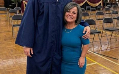 «Mia madre mi ha cresciuto da sola e ha sempre detto che mio padre se n’era andato prima che nascessi. Ma ventidue anni dopo, il giorno della mia laurea, è ricomparso e mi ha detto: “Tua madre ti ha mentito per tutta la vita”.»  Mia madre aveva solo vent’anni quando rimase incinta. Frequentava ancora l’università, eppure lavorava tantissime ore, studiava di notte, pagava l’affitto del nostro piccolo appartamento e in qualche modo riusciva a mettere il cibo in tavola.  Ogni compleanno, cercava di rendere tutto speciale. Preparava una torta, appendeva festoni alle pareti scrostate e riempiva la stanza di palloncini. Non ho mai conosciuto mio padre. Non avevo mai nemmeno visto una sua foto. Ogni volta che glielo chiedevo, mamma diceva solo che se n’era andato prima che nascessi.  Quella era l’unica verità che conoscevo.  Il giorno della laurea, mia madre era in mezzo alla folla, a guardarmi ricevere il diploma con le lacrime agli occhi. Dopo la cerimonia, ci siamo fatte delle foto insieme, ridendo e sorridendo come se tutto fosse perfetto.  Poi ho notato un uomo lì vicino, che mi osservava da dietro un angolo.  All’inizio l’ho ignorato.  Ma poi si è avvicinato a noi.  Mi ha toccato la spalla e ha sorriso.  Il viso di mia madre è impallidito.  E in quell’istante, ho capito esattamente chi fosse.  Il mio padre biologico.  Io Mi bloccai.  Poi si schiarì la gola e disse: “Figlio mio, ti ho cercato per anni. Sono tuo padre.”  Mia madre rimase immobile.  Le lanciò un’occhiata, poi tornò a guardare me.  “Tua madre ti ha mentito per tutta la vita. Se vuoi sapere cosa è successo davvero ventidue anni fa, devi ascoltarmi.”  Mi si strinse il petto.  Le lacrime riempirono gli occhi di mia madre mentre gridava: “No, ti prego, fermati! Non puoi dirlo a nostro figlio!”. Storia completa nel primo commento 👇
