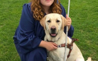 Il cane guida di mia figlia non vedente si è liberato durante la sua cerimonia di laurea e ha iniziato ad abbaiare a un uomo: la mia vita è stata sconvolta quando ho visto CHI si trovava di fronte a me. Sette anni fa, mia figlia Nora ha perso la vista in un incidente d’auto. Stavamo tornando a casa dalla sua lezione di pianoforte in una sera piovosa quando un’altra auto ha invaso la nostra corsia e ci ha tamponato. La nostra auto si è ribaltata ed è finita in acqua. Io e Nora siamo sopravvissute. Mio marito no. Non hanno mai ritrovato il suo corpo. La polizia ha detto che molto probabilmente la corrente lo aveva trascinato via ed è stato ufficialmente dichiarato morto. La mia vita è andata in frantumi dopo quell’evento e io e Nora abbiamo dovuto imparare a vivere di nuovo. Poi Scout è entrato nelle nostre vite. Era il cane guida di Nora. Hanno trascorso così tanto tempo insieme che, prima della laurea, Nora mi si è avvicinata e mi ha detto: “Mamma, vorrei tanto che Scout venisse alla laurea con me.” Ed è esattamente quello che abbiamo fatto. Nora è persino salita sul palco con Scout al suo fianco e ha ritirato il diploma da sola. Ero incredibilmente orgogliosa di lei. Io e Nora avevamo già scattato delle foto e stavamo per andarcene quando Scout ha improvvisamente dato uno strattone da un lato e ha iniziato a tirare Nora in avanti. Scout non l’aveva MAI fatto prima. Ha ignorato i nostri comandi e ha continuato a tirare così forte che Nora ha lasciato andare il guinzaglio. Poi Scout è scappato via di corsa. Ho detto a Nora di rimanere dove si trovava e gli sono corsa dietro. Sono corsa fuori e ho visto Scout correre a perdifiato attraverso il parcheggio e dietro la scuola. Era scappato e tutto ciò che riuscivo a sentire era il suo FORTE ABBAIO. C’era qualcosa che non andava. Avvicinandomi, ho visto che Scout stava abbaiando a un uomo. Non riuscivo a vedere il volto dell’uomo. L’uomo stava cercando di allontanarsi da Scout mentre gridava: “Silenzio! Silenzio!”. Sono corsa verso di lui e ho afferrato il guinzaglio di Scout. Stavo per scusarmi con quell’uomo quando alzai lo sguardo e vidi il suo volto. Il sangue mi si gelò nelle vene. Nel momento in cui realizzai CHI mi stava di fronte, non potei credere ai miei occhi. Con le mani tremanti, composi il 911 e urlai: “TU?! NO… NON PUÒ ESSERE VERO! IN CHE COSA TI SEI CACCIATO?!” ⬇️