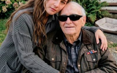 Ero stata assunta per far visita ogni domenica a un veterano cieco e isolato, fingendo di essere sua nipote. Ma dopo la sua morte, il suo avvocato mi guardò e disse: “PRIMA DI MORIRE, HA LASCIATO UN’ULTIMA ISTRUZIONE SU DI TE”. Tre anni fa, la mia vita stava andando a rotoli. Facevo fatica a finire l’università, accettando ogni turno extra che riuscivo a trovare. Mia madre cresceva da sola me e mio fratello minore, e quasi tutto il suo reddito andava a coprire le spese mediche. Mio fratello, Noah, aveva seri problemi di salute. Ogni mese portava un altro appuntamento, un’altra terapia, un’altra bolletta che a malapena riuscivamo a pagare. Una sera, entrai in cucina e vidi mia madre seduta al tavolo, che fissava una busta dell’ospedale. Non disse nulla. Si limitò a tenere il foglio tra le mani. Poi, senza dire una parola, lo piegò e lo infilò sotto una pila di bollette non pagate. Quella fu la prima volta che vidi mia madre completamente sconfitta. Non ho mai dimenticato quel momento. Così, quella sera, dopo che tutti si erano addormentati, ho aperto il portatile e ho iniziato a cercare altro lavoro. Qualsiasi cosa. Ripetizioni. Baby-sitting. Pulizie. Non importava. Avevamo bisogno di soldi. Fu allora che trovai un annuncio così insolito che quasi scoppiai a ridere. Una famiglia benestante cercava una giovane donna che trascorresse le domeniche con un anziano veterano cieco. La paga era incredibilmente alta. Più di quanto avrei potuto guadagnare altrove. Ma c’era una condizione. Dovevo fingere di essere sua nipote. Rimasi seduta a fissare lo schermo per un lungo periodo. Una parte di me si sentiva a disagio. Una parte di me si vergognava. Mi sembrava disonesto. Forse persino crudele. Ma poi guardai la fattura dell’ospedale accanto al portatile. E cliccai su “Candidati”. Una settimana dopo, ero stata assunta. La figlia del veterano mi spiegò la situazione. Suo padre aveva perso la vista anni prima. La sua vera nipote era uscita dalla sua vita e non lo contattava da molto tempo. “Chiede di lei in continuazione”, disse la figlia a bassa voce. “Non vogliamo che passi gli ultimi anni della sua vita sentendosi dimenticato.” Non sapevo come rispondere. Così acconsentii. La domenica successiva, andai a casa sua. Ricordo ancora di essere seduta in macchina, con il volante stretto, chiedendomi se stessi per fare qualcosa di terribile. Quando finalmente bussai, un anziano signore aprì la porta. Non poteva vedermi. Ma nel momento in cui mi sentì, sorrise. “Eccoti”, disse calorosamente. Mi si strinse lo stomaco. “Ciao… nonno.” La parola mi sembrava sbagliata. Finta. Forzata. Come se stessi prendendo il posto di qualcun altro nel suo cuore. Ma lui mi prese solo la mano e mi accolse dentro. All’inizio, ogni conversazione mi sembrava una recita. Temevo costantemente che scoprisse la verità. Ma poi accadde qualcosa che non mi sarei mai aspettata. Non mi fece mai domande. Nemmeno una volta. Invece, condivise la sua vita con me. Mi raccontò dei suoi anni nell’esercito. Mi parlò della donna che aveva amato più di chiunque altro. Mi parlò dei suoi rimpianti, delle sue scelte e delle lezioni che il tempo gli aveva insegnato. Domenica dopo domenica, continuavo a tornare. All’inizio ci andavo perché avevo bisogno di soldi. Poi ci andavo perché volevo davvero vederlo. A un certo punto, la bugia smise di sembrare una bugia. Le conversazioni diventarono reali. Le risate divennero reali. Il legame divenne reale. Ben presto, non andavo più a trovarlo solo perché venivo pagata. Ero andata a trovarlo perché ci tenevo. E in qualche modo, quel veterano cieco e solitario era diventato una delle persone più importanti della mia vita. Poi la sua salute iniziò a peggiorare. Ogni domenica, sembrava un po’ più debole. Un po’ più silenzioso. Un po’ più fragile. Un pomeriggio, mentre gli sistemavo la coperta sulle gambe, mi strinse forte la mano e disse qualcosa che non avrei mai dimenticato. “Hai reso i miei ultimi anni degni di essere vissuti.” Sono quasi scoppiata a piangere. Qualche mese dopo, è morto. Sono andata al suo funerale e ho pianto molto più di quanto avessi immaginato. Non perché avessi perso il lavoro. Perché mi sembrava di aver perso un membro della famiglia. Una settimana dopo il funerale, ho ricevuto una telefonata. Un avvocato mi ha chiesto di andare nel suo studio. Ho pensato che ci dovesse essere un errore. Non c’era. Quando arrivai, diversi membri della famiglia di Walter Harrison erano già seduti all’interno. L’atmosfera era fredda e tesa. L’avvocato aprì una cartella, mi guardò dritto negli occhi e disse: “Prima di morire, Walter Harrison ha lasciato un’ultima istruzione su di te.” Tutti si voltarono a guardarmi. Nella stanza calò un silenzio assoluto. Poi l’avvocato rivelò un segreto che lasciò tutti i presenti in quello studio sbalorditi… La storia completa nel primo commento 👇