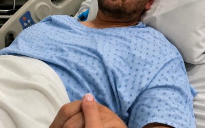 L’ospedale mi ha chiamato dicendomi che mio marito era stato portato d’urgenza al pronto soccorso, ma quando sono arrivata nella sua stanza, sono rimasta sbalordita dalla donna che mi è corsa dietro. Stavo preparando la cena quando il telefono ha squillato. Inizialmente, ho quasi pensato di ignorarlo. Numero sconosciuto. Che tempismo pessimo. La pasta che traboccava. Il mio figlio più piccolo che mi chiedeva aiuto con i compiti. Poi ho visto il prefisso. L’ospedale. Mi si è stretto lo stomaco prima ancora che potessi rispondere. “Parlo con la signora Bennett?” “Sì.” “Suo marito è stato portato al pronto soccorso. Deve venire immediatamente.” Per un secondo, tutto intorno a me è svanito. “Cosa è successo?” ho chiesto. “Mi dispiace, signora. Non posso spiegare al telefono.” Ho chiamato la mia vicina perché tenesse i bambini e mi sono precipitata in macchina. Il tragitto verso l’ospedale mi è sembrato interminabile. Le mie mani tremavano. Tutto quello a cui riuscivo a pensare era: “Ti prego, fa’ che sia vivo. Ti prego, fa’ che stia bene.” Poi iniziarono a sorgere altri dubbi. Cos’era successo? Un incidente d’auto? Un’emergenza medica? Mio marito era uscito per andare al lavoro quella mattina, come ogni altro giorno. Prima di uscire, mi aveva detto che sarebbe passato dai suoi genitori dopo il lavoro. Allora perché non era lì? E perché era in questo ospedale? I suoi genitori abitavano dall’altra parte della città. Questo ospedale era a quasi quaranta minuti di distanza nella direzione opposta. Più ci pensavo, meno senso aveva. Quando arrivai in ospedale, avevo lo stomaco sottosopra. Un’infermiera mi accompagnò nella sua stanza. Aprii la porta. Mio marito era seduto sul letto. Vivo. Sveglio. Il sollievo mi travolse così tanto che scoppiai a piangere. “Grazie a Dio”, sussurrai. Mi rivolse un sorriso colpevole. «Mi dispiace. Non volevo spaventarti.» Poi si strofinò la nuca. «In realtà c’è qualcosa che devo spiegarti…» Lo scrutai in volto. «Cosa?» Ma prima che potesse rispondere, la porta si spalancò all’improvviso. Una donna irruppe nella stanza. Non sembrò accorgersi della mia presenza. Corse dritta verso mio marito. E nel momento in cui vidi chi era, impallidii. ⬇️ Articolo completo 👇 💬