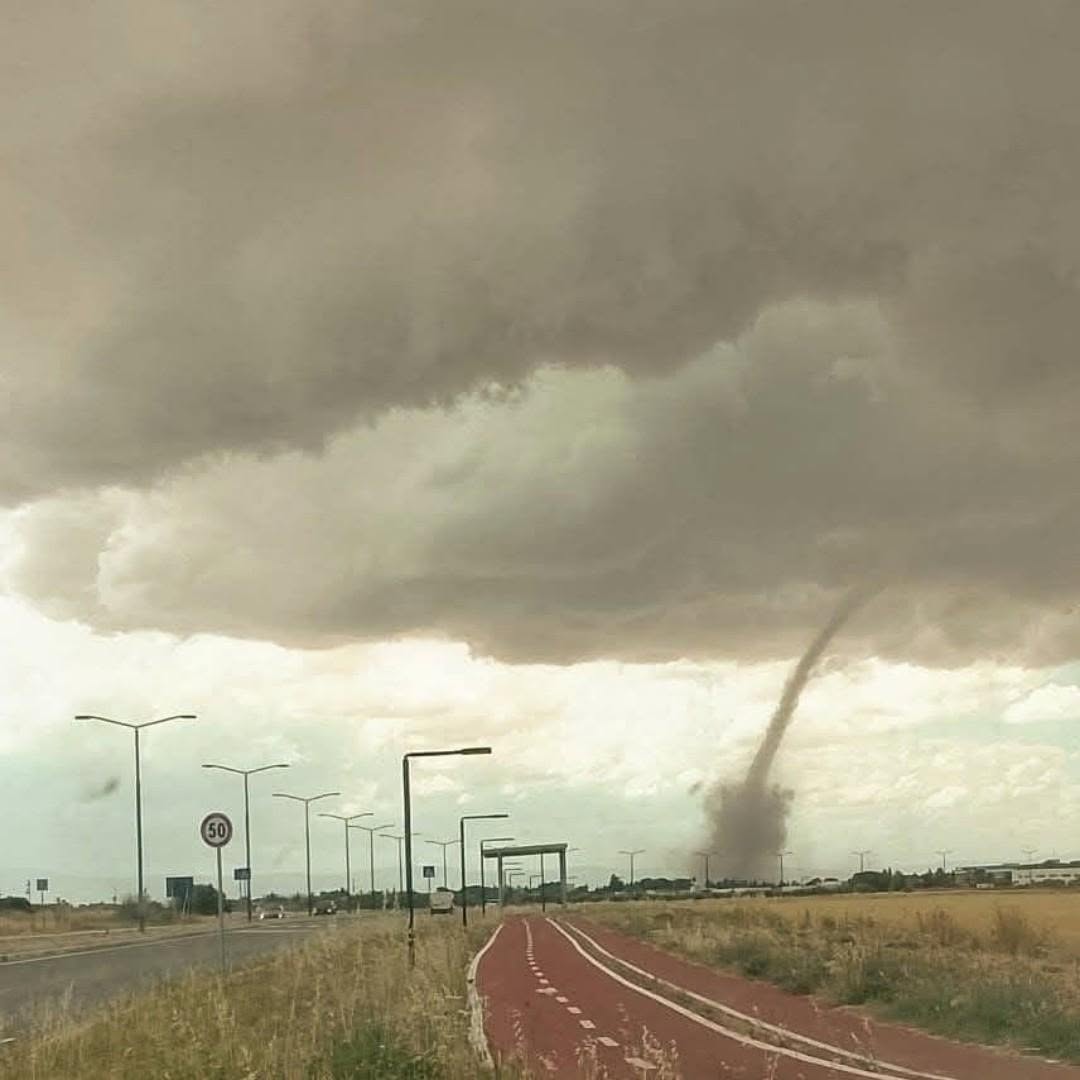 Maltempo in Puglia, forte temporale e tornado sul foggiano…