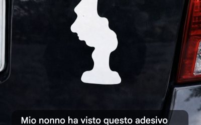 Mio nonno ha visto questo adesivo su una macchina e ha scattato una foto. Cos’è?? 🤯🤯 Vuole saperlo. Articolo completo 👇 💬