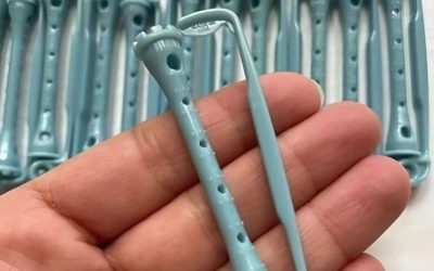 “Trovato nel cassetto della nonna… ma cos’è?” 🎀 A prima vista, questi pezzi di plastica contorti sembravano semplice spazzatura, finché non è venuta a galla la verità. Guarda la foto e leggi la storia completa nei commenti qui sotto. 👇