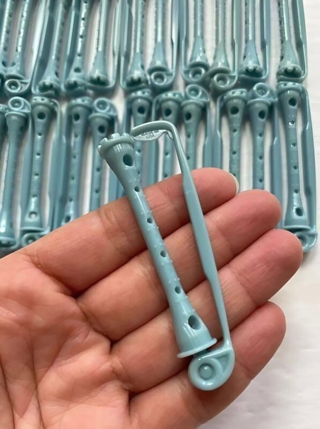 “Trovato nel cassetto della nonna… ma cos’è?” 🎀 A prima vista, questi pezzi di plastica contorti sembravano semplice spazzatura, finché non è venuta a galla la verità. Guarda la foto e leggi la storia completa nei commenti qui sotto. 👇