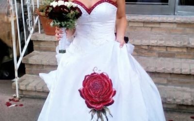 Mia suocera ha venduto di nascosto il mio abito da sposa mentre ero in vacanza: non si sarebbe mai aspettata quello che ho fatto dopo. Il mio abito da sposa non era un semplice vestito. Per la maggior parte delle persone, era un bellissimo abito bianco. Per me, era storia di famiglia. Vedevo le mani di mia nonna in ogni cucitura. Vedevo il giorno del matrimonio di mia madre. Vedevo generazioni di amore, ricordi e tradizione intessuti in ogni cucitura. Mia nonna ne aveva cucito alcune parti personalmente. Mia madre lo indossò quando sposò mio padre. Anni dopo, lo indossai io quando sposai l’amore della mia vita. Dopo il matrimonio, lo pulii con cura, lo avvolsi in carta protettiva e lo riposi in una scatola speciale. Ho sempre sognato che se mai avessi avuto una figlia, un giorno anche lei lo avrebbe indossato. Mia suocera sapeva tutto questo. Sapeva esattamente quanto quell’abito significasse per me. Ed è per questo che quello che è successo dopo mi sembra ancora incredibile. Qualche anno fa, io e mio marito siamo andati in vacanza per dieci giorni. Mia suocera si è offerta di badare alla casa. “Non preoccuparti di niente”, disse. “Ci penso io.” La ringraziai. Mi fidavo completamente di lei. Qualche settimana dopo, mentre la aiutavo a svuotare il garage, disse con nonchalance qualcosa che mi fece fermare il cuore. “Oh, a proposito, finalmente mi sono sbarazzata di quel vecchio vestito che occupava spazio nel tuo armadio.” Scoppiai a ridere. All’inizio pensai che stesse scherzando. “Quale vestito?” chiesi. Non alzò nemmeno lo sguardo. “Il tuo abito da sposa.” Ricordo di averla fissata, in attesa della battuta finale. Non arrivò mai. “Cosa intendi?” “Oh, l’ho venduto online.” Mi si gelò il sangue nelle vene. La stanza improvvisamente mi sembrò troppo piccola. “COSA?” Scrollò le spalle. “Era lì, in disparte.” Per un attimo, non riuscivo davvero a realizzare quello che stavo sentendo. Era entrata in casa nostra. Aveva aperto il mio ripostiglio. Aveva preso il mio abito da sposa. E l’aveva venduto. Senza chiedere. Senza dirmelo. Senza permesso. Mi sentivo fisicamente male. “Non ne avevi il diritto!” La sua risposta? “Tanto non lo usavi.” Non potevo crederci. Continuavo ad aspettare delle scuse. Che ammettesse di aver oltrepassato il limite. Che mostrasse anche solo un minimo di rimorso. Invece, alzò gli occhi al cielo. “Qualcun altro se lo può godere ora.” “Qualcun altro se lo può godere ora.” Come se stesse parlando di una vecchia lampada. O di un tavolino da caffè usato. Non di un prezioso cimelio di famiglia. Non di qualcosa tramandato di madre in figlia. Non di qualcosa legato a donne che non ci sono più. Tornai a casa in lacrime. Mio marito era furioso. Per settimane ho fatto di tutto per riavere l’abito. Ho rintracciato l’annuncio online. Ho contattato l’acquirente. Ho offerto più soldi. Ho spiegato la storia dell’abito. L’ho implorato. Ma ogni pista si è conclusa allo stesso modo. No. L’abito era sparito. E in qualche modo, non era nemmeno la parte peggiore. Mia suocera si comportava come se il problema fossi io. Ogni volta che l’argomento veniva fuori, diceva cose come: “È solo un vestito.” “Stai esagerando.” “Alcune persone si emozionano troppo per gli oggetti.” Ogni commento mi feriva più del precedente. Perché non stava sminuendo l’abito. Stava sminuendo tutto ciò che rappresentava. I ricordi. La storia. Mia nonna. Mia madre. Me. Mesi dopo, durante una cena di famiglia, decise di tirare di nuovo fuori l’argomento. Tutta la famiglia era riunita attorno al tavolo quando lei, ridendo, annunciò: “È ANCORA arrabbiata per quel vestito.” Alcuni parenti si agitarono a disagio sulle sedie. Ma non aveva finito. “Sembra che abbia distrutto un tesoro nazionale.” Poi mi guardò dritto negli occhi e disse: “Onestamente, è solo un pezzo di stoffa.” Tutti si voltarono verso di me. In attesa. Aspettandosi un’altra discussione. Un’altra reazione emotiva. Un altro scontro familiare. Ma questa volta… Ho sorriso. Un sorriso sincero. Il primo vero sorriso che avevo da quando il vestito era sparito. Perché mentre lei aveva passato mesi a prendermi in giro… io stavo lavorando in silenzio a qualcosa. Qualcosa di cui lei non sapeva assolutamente nulla. Qualcosa che aveva richiesto settimane di pianificazione. Qualcosa che avrebbe completamente cambiato la conversazione. Mentre lei se ne stava lì seduta a dire a tutti quanto fossi “eccessivamente emotiva” per “un pezzo di stoffa”, ho capito una cosa. Per la prima volta, non ero più arrabbiato. Perché a quel punto il mio piano era già in atto. E molto presto… Mia suocera stava per scoprire che alcune cose valgono molto più del denaro. PARTE 2: Quello che accadde dopo lasciò tutta la famiglia senza parole… (La storia completa continua nel primo commento.) 👉👉👉Attiva l’opzione “Visualizza tutti i commenti” per saperne di più!