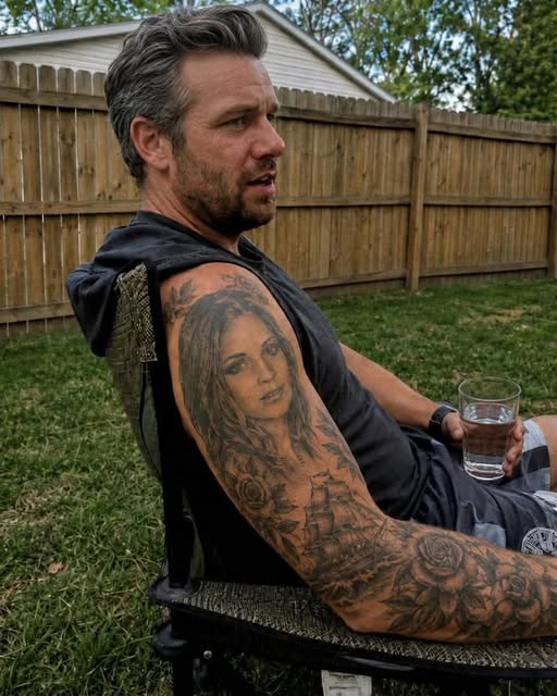 “Pensavo che il tatuaggio di mio marito raffigurasse una donna qualsiasi finché non l’ho incontrata dal vivo Dal primo giorno in cui ho conosciuto mio marito, ho notato che aveva un tatuaggio raffigurante il volto di una donna sulla spalla. Non un nome. Non un simbolo. Non un vago disegno artistico che potesse significare chissà cosa. Un ritratto completo. Una giovane donna con occhi dolci, capelli scuri e un’espressione quasi triste, come se qualcuno l’avesse colta nel bel mezzo di un segreto. All’inizio non ho chiesto. Avevamo appena iniziato a frequentarci ed ero troppo imbarazzata per parlarne. Non volevo sembrare gelosa o insicura per un tatuaggio che era lì da molto prima di me. Ma ogni volta che indossava una canottiera, o andavamo a nuotare, o si girava nel letto, eccola lì. Questa donna che non conoscevo, che mi fissava dalla pelle del mio ragazzo. Alla fine, quando la nostra relazione si è fatta più seria, ho finalmente trovato il coraggio di chiedere. “Chi è?” Lui a malapena guardò il tatuaggio prima di Scrollando le spalle. “Nessuno. Non preoccuparti.” Quella risposta avrebbe dovuto turbarmi di più, ma ero giovane, innamorata e non volevo assolutamente sembrare il tipo di fidanzata che crea drammi per niente. Così lasciai perdere. Poi ci siamo fidanzati. Una sera, mentre eravamo a letto, ho ripassato con il dito il contorno del tatuaggio e ho detto, scherzando a metà: “Okay, ci sposiamo. Finalmente puoi dirmi la verità. Chi è questa donna sconosciuta sulla tua spalla?” Ha riso, ma la sua risata sembrava forzata. Poi ha detto: “Non c’è niente di strano. Anni fa un mio amico stava imparando a fare tatuaggi realistici. Ha scaricato una foto a caso da internet e aveva bisogno di qualcuno su cui fare pratica. Gli ho prestato me.” Ricordo di averlo fissato, cercando di capire se quella fosse la spiegazione più stupida che avessi mai sentito o semplicemente il tipo di stupidaggine che un ragazzo giovane farebbe. Alla fine, gli ho creduto. Oppure Almeno, mi dicevo di sì. Dopo il matrimonio, però, il tatuaggio ha iniziato a darmi sempre più fastidio. Odiavo vedere il volto di un’altra donna sul corpo di mio marito. Odiavo il fatto che non avesse una vera spiegazione. Odiavo il fatto che ogni volta che ne parlavo, lui si comportasse come se fossi irragionevole. Alla fine, gli dissi che volevo che lo coprisse. Non che lo rimuovesse. Non che facesse un grande sacrificio. Solo che lo coprisse con qualcos’altro. Qualsiasi altra cosa. All’inizio, discusse. Poi disse di aver capito. Poi promise che avrebbe preso un appuntamento. Ma in qualche modo, c’era sempre una scusa per non farlo. Il suo tatuatore era fuori città. Non avevamo i soldi in quel momento. Non si sentiva bene. Era troppo impegnato con il lavoro. Voleva “pensare a quale disegno sarebbe stato meglio”. Passarono mesi. Poi anni. L’argomento si spense lentamente, non perché avessi smesso di interessarmi, ma perché mi ero stancata di sentirmi… Era come se stessi implorando mio marito di cancellare un’altra donna dalla sua pelle. Alla fine, mi ci ero semplicemente abituata. Fino alla settimana scorsa. Ero fuori a fare commissioni nella nostra città natale e mi sono fermata al panificio locale per un caffè. Era affollato e stavo quasi per voltarmi e andarmene, ma poi la donna in fila davanti a me ha girato leggermente la testa. E io mi sono bloccata. Mi si è gelato il sangue in tutto il corpo. Era lei. La donna del tatuaggio sulla spalla di mio marito. Ora era più grande, forse di dieci o quindici anni rispetto a quando aveva il tatuaggio, ma non avevo dubbi. Avevo fissato quel viso per tutta la durata del mio matrimonio. Conoscevo la forma dei suoi occhi. La curva della sua bocca. Il piccolo neo vicino alla mascella. Era lei. Le mie mani hanno iniziato a tremare così forte che ho quasi lasciato cadere il telefono. Per qualche minuto sono rimasta lì immobile, a guardarla ordinare il caffè come se non fosse il volto che aveva tormentato il mio matrimonio per anni. Poi, prima che potessi convincermi del contrario… Mi avvicinai a lei. “Mi scusi”, dissi, cercando di mantenere la voce calma. “Le sembrerà strano, ma conosce un uomo di nome…” E poi dissi il nome di mio marito. Il volto della donna cambiò all’istante. Tutto il colore le svanì. I suoi occhi si spalancarono, non per la confusione, ma per la paura. Fece un passo indietro.